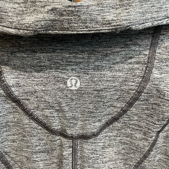 Light material Lululemon half zip - Picture 3 of 4